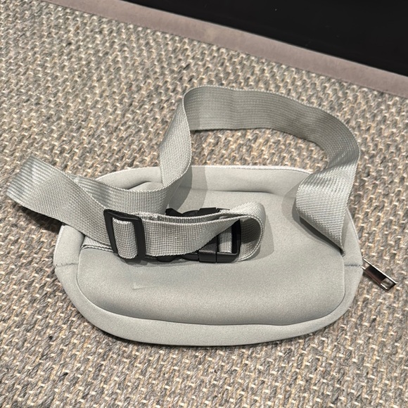 New Balance NYC Marathon Gray Training Series 10M Belt Bag - Picture 3 of 4